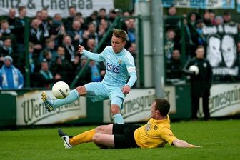 Zweikampf zwischen Fabian Stenzel (CFC) und dem Auerbacher Kevin Hampf (am Boden). 