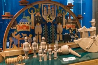 Landespreis für Max-Schanz-Buch - In einer Vitrine im Seiffener Spielzeugmuseum sind mehrere Figuren aus Naturholz zu sehen, die von Max Schanz entworfen wurden.