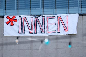 Landesregierung wickelt sächsische Sonderregelung für Gendersprache ab - Kritik von Ex-Ministerin - Sachsens CDU-geführtes Justizministerium schafft eine unter der grünen Ressortchefin Katja Meier eingeführte Sonderregelung für Gendersprache ab.