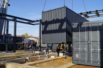 Landesschau-Eingang "schwebt" in Zwickau ein - Maßarbeit für die Landesausstellung.