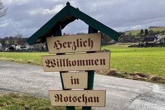 Landeswettbewerb „Unser Dorf hat Zukunft“: Ab kommender Woche bekommen 16 Vogtland-Dörfer Besuch von der Kommission - So begrüßt der Reichenbacher Ortsteil Rotschau aus Richtung Mylau die Besucher.