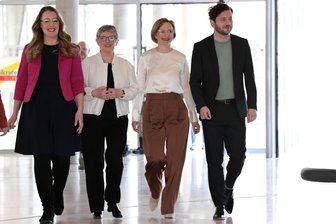 Landeswohl geht vor Parteiwohl - Die Grüne Partei- und Fraktionsspitze gibt ihr Statement zur Veränderung der Schuldenbremse ab. Foto:Jens Schicke/imago