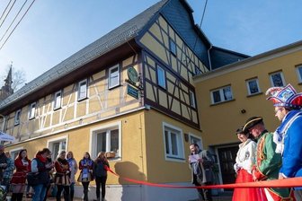 Landgasthof Crossen nun herausgeputzt - Bürgermeister Peter Ahnert (Mitte) eröffnete zusammen mit Andy Lichtenfeld, Präsident des Crossener Carnevalvereins, sowie dem PrinzenpaarSilvio II. und Claudia II. (v.r.) den sanierten Gasthof.