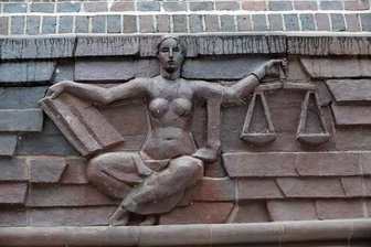 Landgericht Chemnitz arbeitet Tankstellenraub in Freiberg auf - Vor dem Landgericht Chemnitz stehen drei Jugendliche, die allerhand auf dem Kerbholz haben sollen.