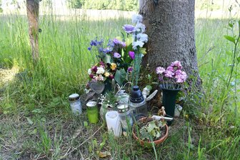 Landgericht Chemnitz rollt tödlichen Unfall am Freiberger Tierheim neu auf - Kerzen und Blumen erinnern an der Straße Münzbachtal seit Monaten an den tragischen Unfall.