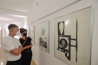 Landgericht Chemnitz zeigt Arbeiten eines verstorbenen Künstlers - Jakob Georg Dick blickt mit seiner Mutter Sandra Schreiber-Dick auf Arbeiten seines 2011 verstorbenen Vaters, die noch bis zum 4. Juli im Landgericht zu sehen sind. Beide haben die gezeigten Werke ausgewählt. 