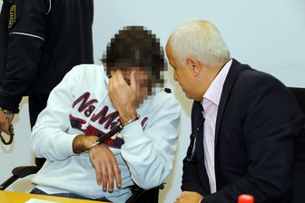 Landgericht: Freiheitsstrafe für Freiberger Messerstecher - Der Verurteilte Mohammad B. (links) vergangene Woche im Gerichtssaal mit seinem Dolmetscher.