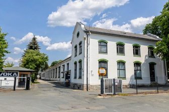 Landgericht weist Berufung zurück: Urteil gegen Kabeldiebe von Falkenstein hat Bestand - Das Kabelwerk Falkenstein an der Dorfstädter Straße. Vor zwei Jahren entwendeten Diebe dort 25 Kabeltrommeln Kupferdraht. Zwei Täter aus der Bande wurden erwischt.