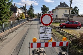 Landgraben in Wüstenbrand: Baustart überrascht sogar den Ortsvorsteher - Eher als geplant wurde der Landgraben/S 246 in Wüstenbrand am Mittwoch für die seit langem geplante Fahrbahnerneuerung gesperrt.