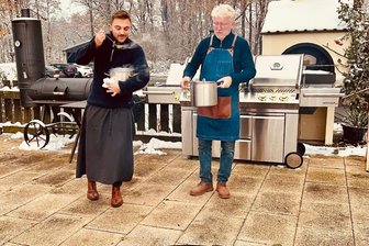„Landhaus Marienstein“: Schließt eines der besten vogtländischen Hotels seine Pforten für immer? - Frank Straubel (rechts) und sein Schwiegersohn verlagern im Gasthaus Marienstein die Zubereitung der Speisen schon mal nach draußen.