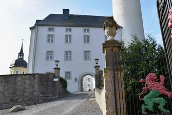 Landhaus Purschenstein empfängt Gäste - Das Schönbergsche Wappen findet sich noch am Schloss Purschenstein in Neuhausen. Der Herrensitz gehörte etwa ab der zweiten Hälfte des 14. Jahrhunderts bis 1945 der Familie von Schönberg. Heute ist es, wie das Landhaus, im Besitz der Familie Praagman, die es als Hotel führt.