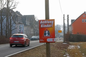 Landkreis bremst Hoffnung von Anwohnern auf ein Tempolimit in Oberlungwitz - Seit einigen Tagen soll dieses Schild Autos zum früheren Bremsen animieren.