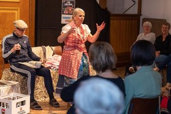 Landkreis feiert Frauentag nach - 80 Gäste durften kommen - Mit seinem Zwei-Personen-Stück "Eheurlaub"gastierte das Wiesbadener Galli-Theater zur Frauentagsveranstaltung in Auerbach. 