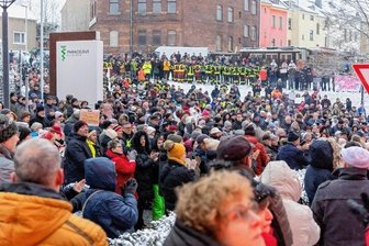 Landkreis hat keine Pflicht, Krankenhaus zurückzukaufen - Die Menschen im nördlichen Vogtland fürchten um ihr Krankenhaus. Sie kamen am Montag zahlreich zur Mahnwache. 
