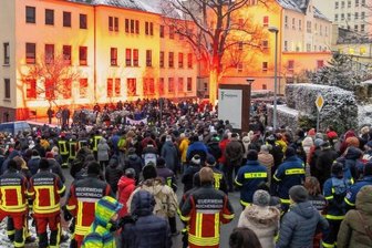 Landkreis hat keine Pflicht, Krankenhaus zurückzukaufen - Die Menschen in Reichenbach und Umgebung fürchten um ihr Krankenhaus und die Notfallversorgung. Sie kamen am Montagabend zahlreich zur Mahnwache.