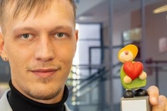 Landkreis kürt das "Ehrenamt des Monats" - Erik Gläser von der Fachstelle Ehrenamt im Landratsamt zeigt die neue Figur, die Ausgezeichnete für das "Ehrenamt des Monats" künftig als Dankeschön bekommen. Noch wird ein Name für den Wichtel gesucht. 