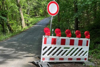 Landkreis lässt diese Kreisstraße im Vogtland sanieren - Die Kreisstraße Adorf-Gettengrün ist derzeit gesperrt. Im September wird ein Teilstück saniert.