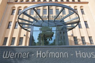 Landkreis Mittelsachsen mit Beratungsangebot bei Krebserkrankung: „Fokus lag bislang zu sehr auf medizinischer Behandlung.“ - Haupteingang Landratsamt Mittelsachsen an der Frauensteiner Straße in Freiberg.