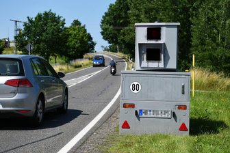 Landkreis rüstet auf: Wo steht der Superblitzer von Mittelsachsen? - Der Superblitzer stand an der B 7 in Rochlitz, bis er von Unbekannten mit Aufklebern außer Gefecht gesetzt worden ist.