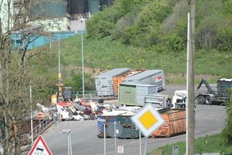 Landkreis will Abfallverband verlassen - In der Restabfallbehandlungsanlage am Weißen Weg in Chemnitz (im Bild hinten) wird Restmüll auch aus Teilen des Landkreises Mittelsachsen und des Erzgebirgskreises sortiert, getrocknet und zu Pellets gepresst, die danach im Kraftwerk verbrannt werden. Diese Art der Vorbehandlung des Mülls entfällt ab 2025. Danach gibt es keinen Grund mehr für Mittelsachsen, die Müllentsorgung im Verband zu betreiben. 