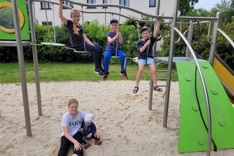 Landkreis Zwickau: 45 Paten helfen anderen Familien - Auf dem Spielplatz in Oberlungwitz herrscht Hochbetrieb. Auch die Kinder von Sina Matthes fühlen sich richtig wohl.