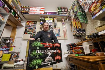 Landkreis Zwickau: Am Feuerwerk wird offenbar nicht gespart - Oliver Bär mit dem Verbundfeuerwerk „Italian Power 2“: Mit 200 Schuss in 80 Sekunden ist es in diesem Jahr einer seiner Renner. Billig ist dieser Spaß allerdings nicht. In Bärs Laden in Gersdorf gibt sich die Kundschaft noch bis Samstag die Klinke in die Hand.