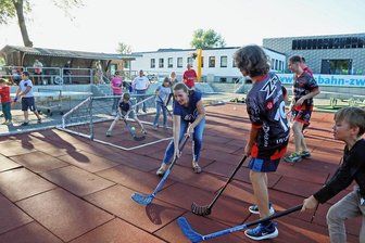 Landkreis Zwickau denkt beizeiten an Kinder - Ein gut gemachtes Angebot, wie dieses der Zwickauer Diakonie im Zwickauer Muldepark, lockt. 45 Kinder wurden zu solchen Floorball-Tagen schon gezählt. Foto: Ralph Köhler/Archiv