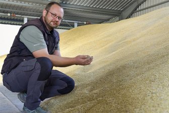 Landkreis Zwickau: Drohen neue Bauern-Proteste? - Landwirt Georg Stiegler kann sich momentan zumindest über eine gute Ernte bei der Braugerste freuen. In Sachen Entlastung für seine Berufsgruppe sieht er dagegen noch keinerlei Grund zur Freude, aber immerhin positive Signale.