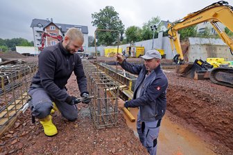 Landkreis Zwickau: Fachleute sind gesucht, wenige Jobs für Helfer - Bauleiter Falk Borgwardt (rechts) und Hans Stibale packen auf einer Baustelle in Lichtenstein an.