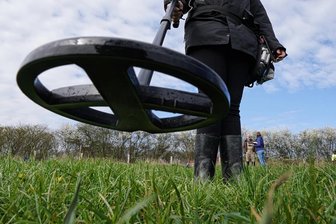 Landkreis Zwickau: Illegale Schatzsucher werden fündig und kassieren dafür Strafen - Wer mit einer Sonde auf Schatzsuche gehen will, braucht eine behördliche Genehmigung.
