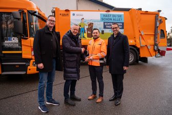 Landkreis Zwickau: Neues Müllfahrzeug wird mit Biogas betrieben - Bei der Übergabe des neuen Müllfahrzeugs an die KECL.