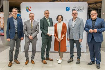 Landkreis Zwickau schlägt Alarm: Finanzbedarf steigt ungebremst - Die Fraktionsvorsitzenden mit Landrat Carsten Michaelis (CDU, 3. v. li.) und der Resolution: Jens Hinkelmann (CDU, v. li.), Andreas Gerold (AfD), Dorothee Obst (Freie Wähler), Heiko Döhler (BSW), Felix Beyer (SPD/Die Linke/Grüne).