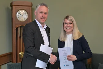 Landkreis Zwickau stärkt Gesundheit: AOK Plus und Landrat starten Partnerschaft - Landrat Carsten Michaelis und AOK-Regionalchefin Julia Thomä vereinbaren eine Zusammenarbeit.