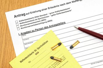 Landkreis Zwickau: Starke Nachfrage nach Waffenbesitzkarten - Anträge auf Waffenbesitzkarten werden in der Unteren Waffenbehörde häufig gestellt. Im vergangenen Jahr wurde 187 dieser Anträge bewilligt.