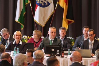Landkreis Zwickau verhängt Haushaltssperre: Welche Folgen hat das? - Landrat Carsten Michaelis (Mitte) leitet den Kreistag, der Gelder gesperrt hat.