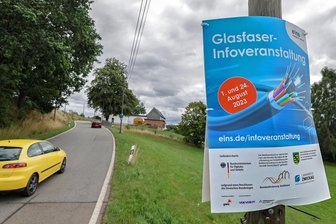 Landkreis Zwickau: Was Hausbesitzer jetzt über den Glasfaserausbau durch Eins Energie wissen müssen - Mit Plakaten wird, wie hier in Hermsdorf, bereits vielerorts auf die Informationsveranstaltungen zum Glasfaserausbau hingewiesen.
