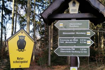 Landkreis Zwickau: Wenn eine Kreiswegewartin plötzlich im Wald auf einen Drogendealer trifft - Eine wichtige Aufgabe der Kreiswegewarte ist zu schauen, ob alle Wanderschilder noch lesbar und in Ordnung sind. Auf den Touren durch den Wald kann es aber auch zu mehr als aufregenden Begegnungen kommen.