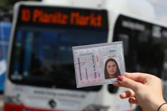 Landkreis Zwickau wird Bildungsticket für Grundschüler weiter bezuschussen - Mit dem Bildungsticket können Schüler Bus und Bahn im gesamten Gebiet des VMS nutzen.