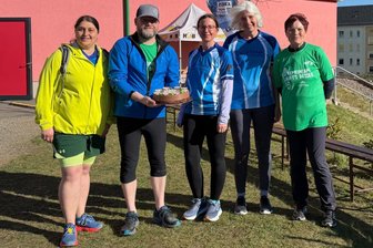 Landkreislauf in Sayda: Eine Debütantin sichert den vorletzten Platz ab - Tanja Hauser, Matthias Berner, Nicole Reimann und Sybille Seidl (v. l.) aus dem Landkreis Starnberg bekamen die Torte von Andrea Winkler überreicht.