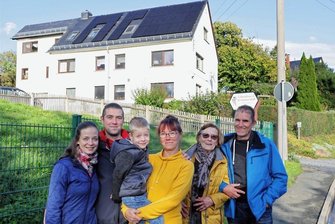 Landleben in Glauchau: Warum der Familien-Nachwuchs im Dorf bleiben will - Vier Generationen leben unter einem Dach in Reinholdshain. Bianca, Christian, Elias, Manuela, Christine und Michael Bauch (von links). 
