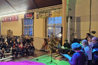 Landrat bringt Geschenk zur Steinpleiser Turnhallenweihnacht mit - Der Steinpleiser Chor unter Leitung von Gabriele Schulz gestaltete das Programm mit.
