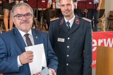 Landrat Frank Vogel ist nun Ehrenmitglied des Kreisfeuerwehr-Verbandes - Gunnar Ullmann zeichnete Frank Vogel (von rechts) aus. 