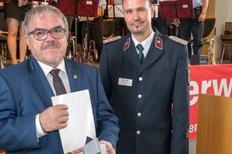 Landrat Frank Vogel nun Ehrenmitglied des Kreisfeuerwehr-Verbandes - Gunnar Ullmann zeichnete Frank Vogel (von rechts) aus. 