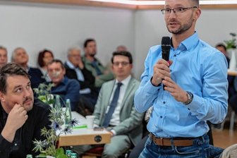 "Landrat Hennig direkt": Beifall für neues Gesprächsformat - Die Teilnehmer, wie hier Randy Neidhardt, hielten im Kleinen Saal des Neuberinhauses mit ihren Anliegen nicht hinterm Berg.
