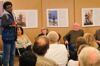 Landrat in Pirna lässt Ausstellung über Geflüchtete im Erzgebirge aus Landratsamt entfernen - Zur Ausstellungseröffnung 2023 in Aue schilderte Mohammed Khalifa Touray aus Gambia seine Flucht und sein Ankommen in Sachsen.