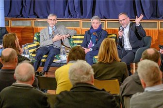 Landrat Neubauer: "Mittelsachsen braucht Zuwanderung" - Beim "Sachsensofa"-Gespräch mit Innenminister Armin Schuster (l.) und dem Landtagsabgeordneten Frank Richter in Augustusburg hatte Landrat Dirk Neubauer (r.) kürzlich die Idee eines Ausbildungszentrums skizziert. 