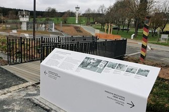 Landrat Thomas Hennig lädt Joachim Gauck ins Vogtland ein - Ein Blick auf das neu gestaltete Freigelände des Grenzmuseums. Gut zu erkennen sind die Grenztürme und die Grenzsäule.
