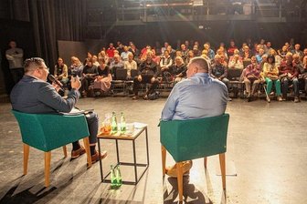 Landrat zum Bürgergespräch in Plauen: Aktion am Rande wirft Fragen auf - Rund 100 Gäste folgten der Einladung des Landrats zur Veranstaltung "Hennig direkt" am Dienstagabend auf der Kleinen Bühne im Vogtlandtheater in Plauen. Das Format soll jetzt regelmäßig stattfinden. 