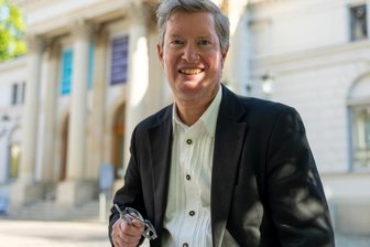 Landrats-Kandidat Thomas Fiedler (SPD): Der Korrekte - Thomas Fiedler beim Wahlkampftermin vor dem Plauener Theater: Eine gemeinschaftliche Finanzierung der Kulturstätte, auch unter Beteiligung des Landkreises, das ist sein Ziel. 