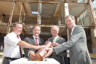 Landratsamt: Es geht aufwärts - Das Gerippe aus Stahl, das in den nächsten zwei Jahren zum vogtländischen Behördensitz ausgebaut werden soll. Der Plauener OB Ralf Oberdorfer, Innenminister Markus Ulbig, Landrat Tassilo Lenk und Architekt Hanns-Peter Wulf (von links) haben am Dienstag den Grundstein gelegt.